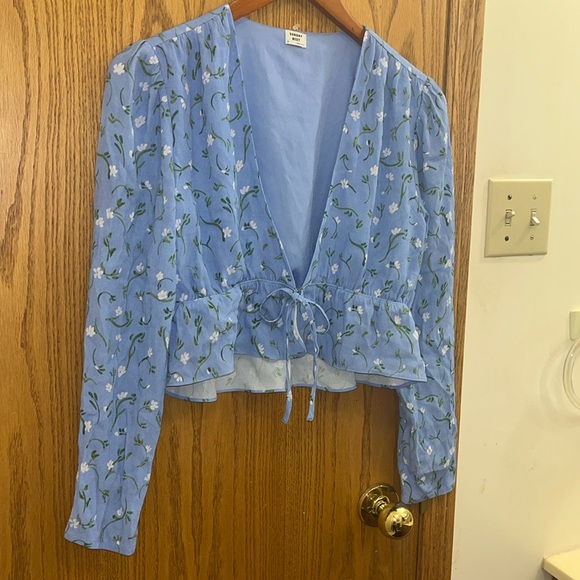 Aritzia Sunday Best New Cropped Tie Front Blouse Floral - Picture 4 of 9
